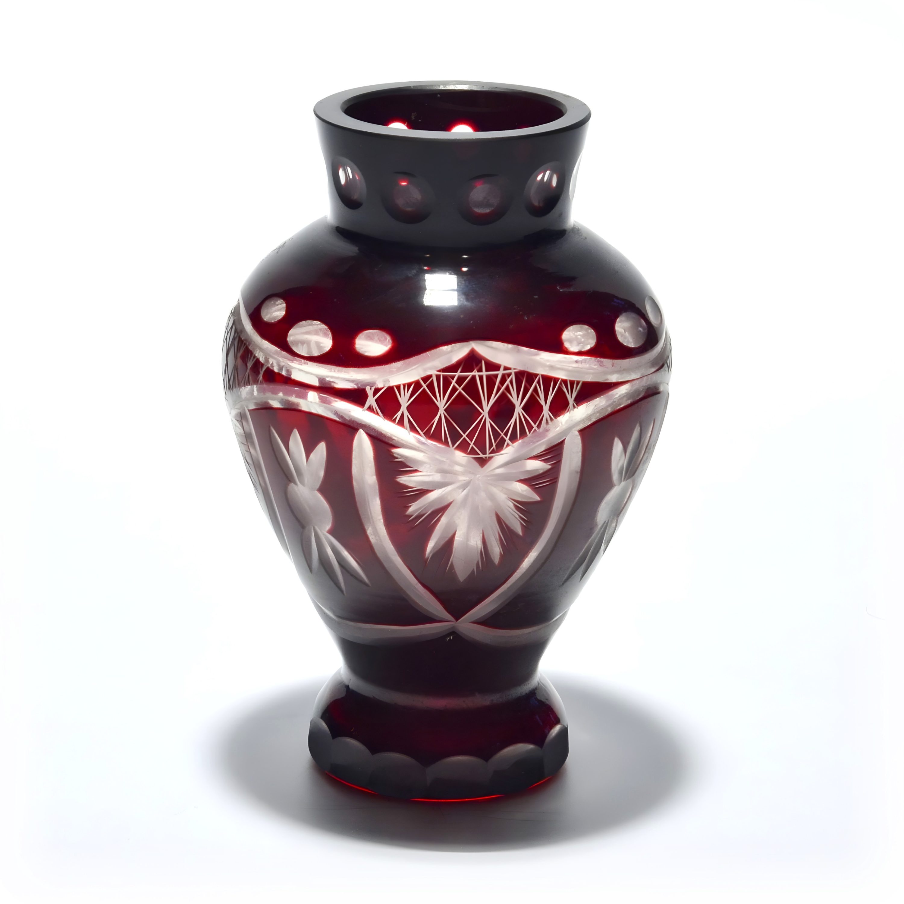 Handgeschnittene Rubinrote Böhmische Kristallvase, Geometrisches Design, Bleikristallglas